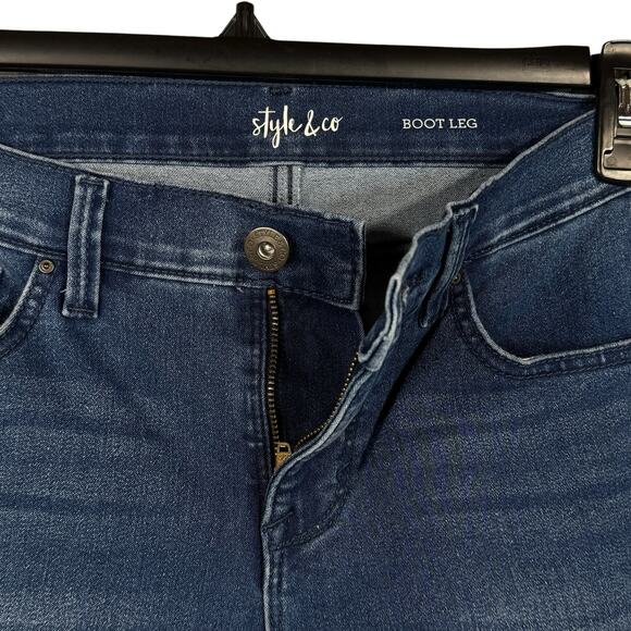 Style & Co SZ 2 Boot Leg Bootcut Jeans Mid-Rise Stretch Pockets Zip-Fly Blue - Picture 3 of 8